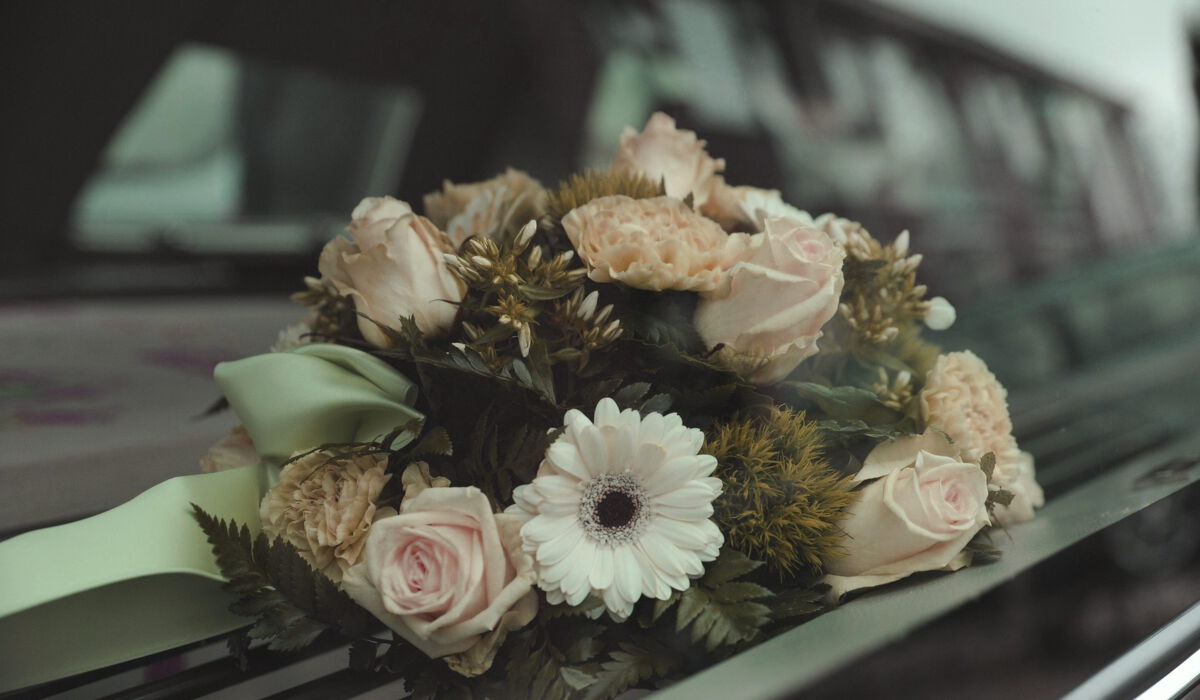 Ein Blumenstrauß mit verschiedenen Blumen